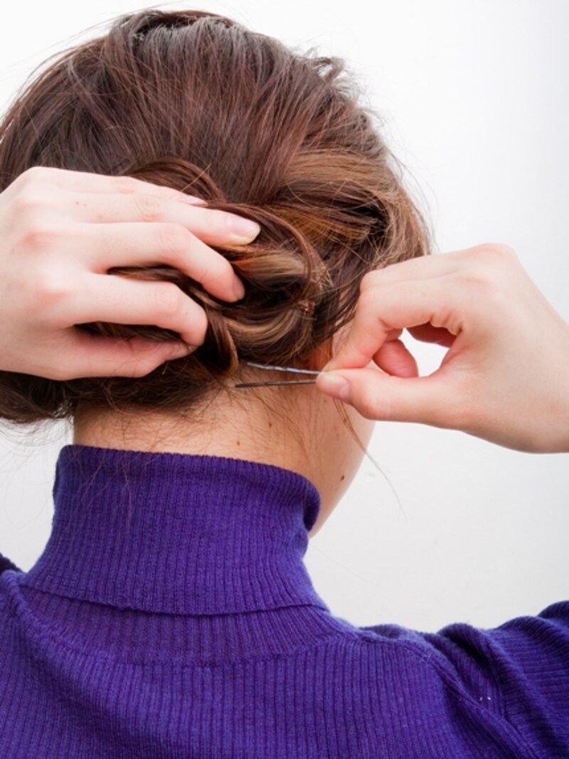 襟足がもたつかないようにしっかりピンでとめる