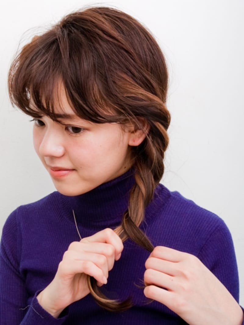 2本の毛束を毛先までねじり編んでいく