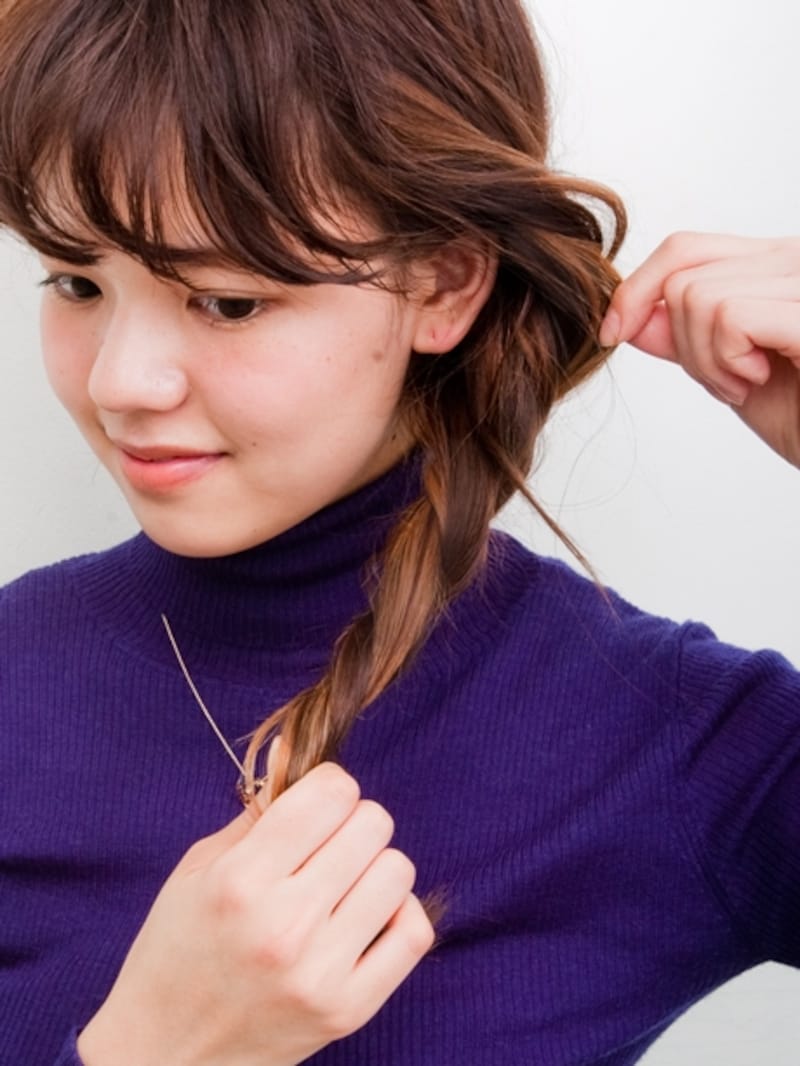 トップから毛束をつまみ出す