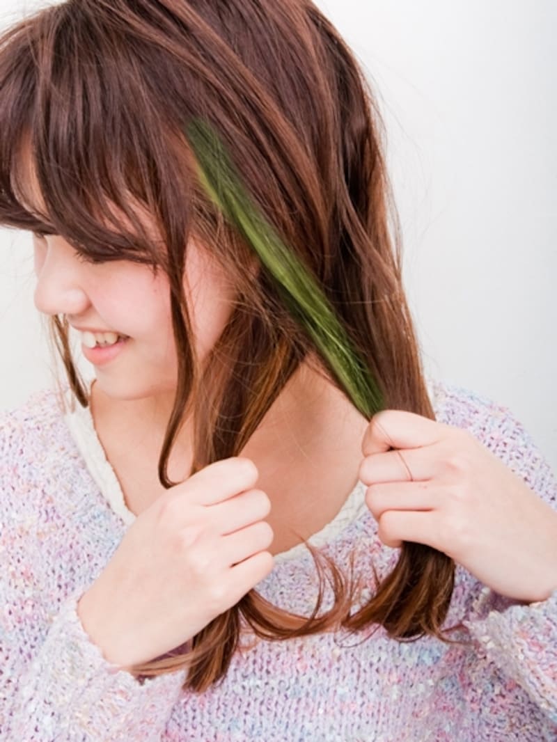 手前の毛束の4分の1(グリーンの部分)を後ろの毛束に合わせる