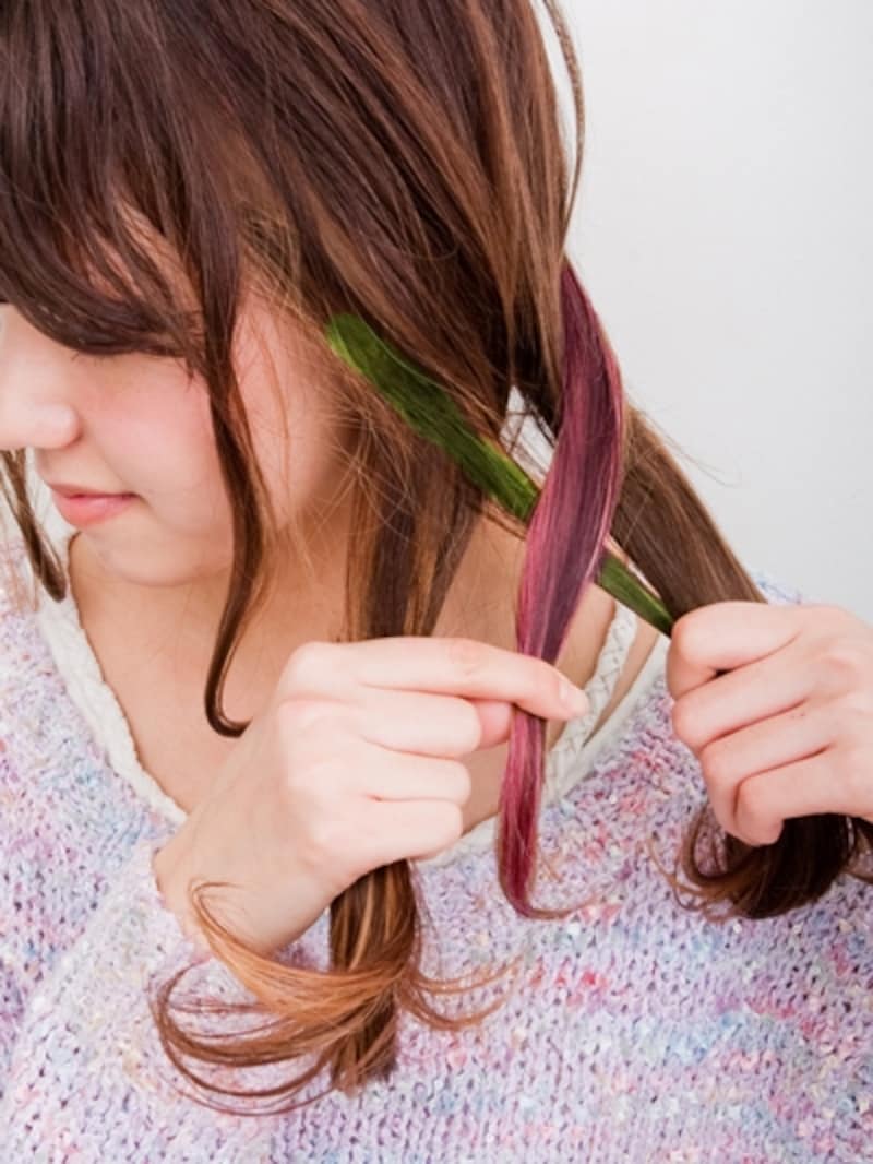 後ろの毛束の4分の1(ピンクの部分)を手前の毛束に合わせる