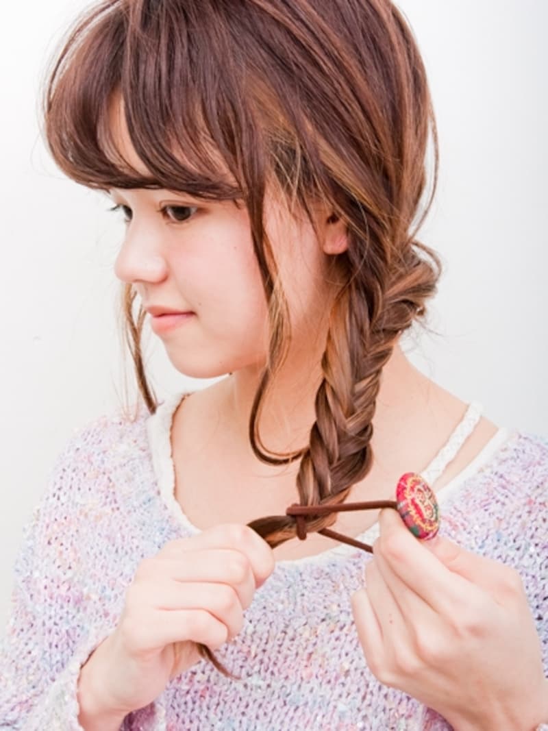 編み終わったら毛先をゴムで結ぶ