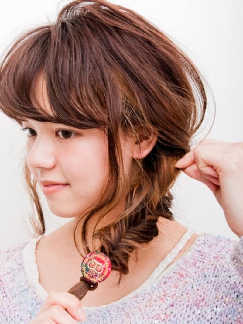 ゴムの結び目をもち、上から崩していく