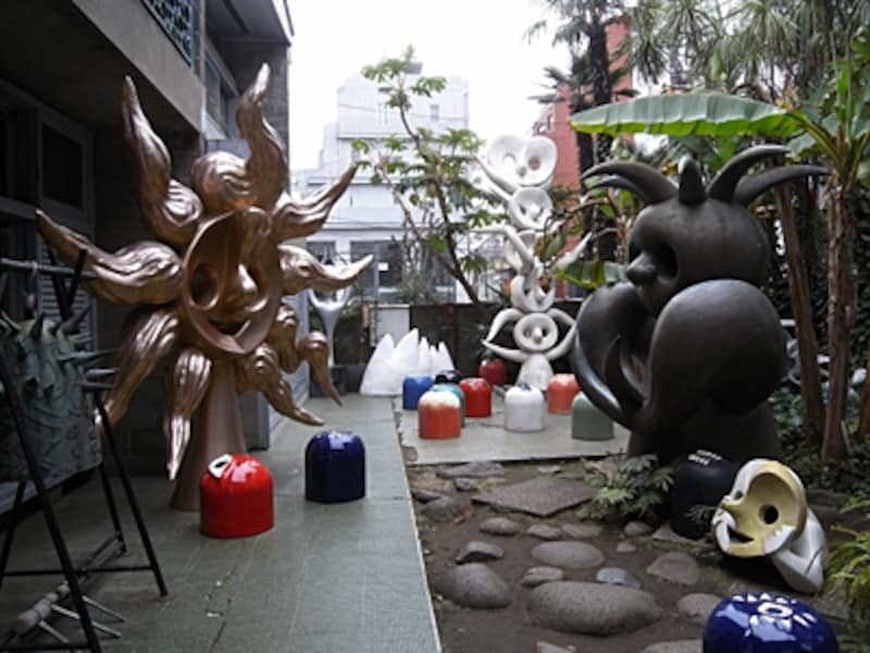 太郎の作品が並ぶ庭