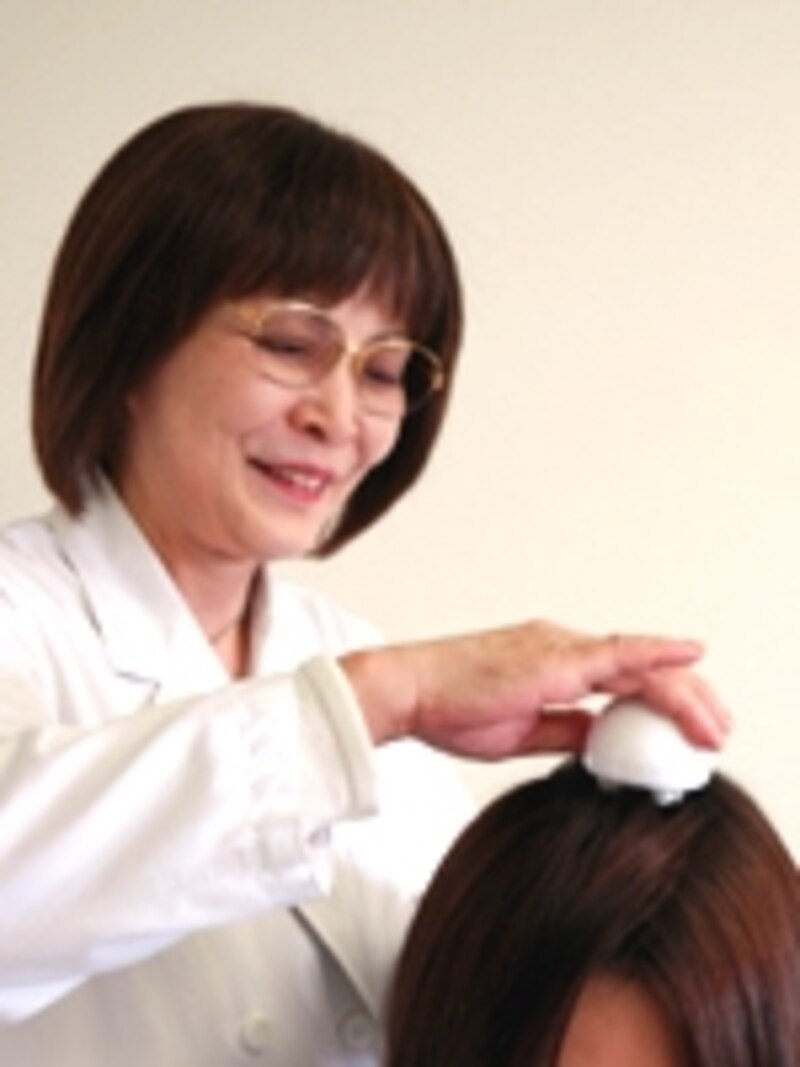 美顔ローラーを使って、簡単に頭皮をマッサージしましょう