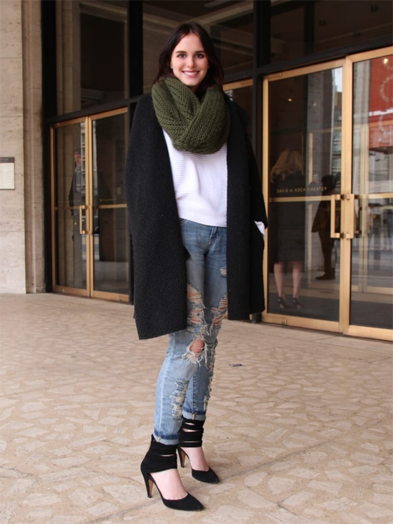 白トップス＋ダメージジーンズ