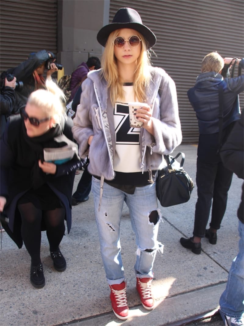 黒タイツ+ダメージジーンズ