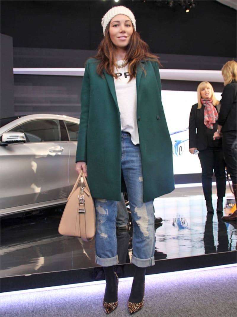 白トップス＋ダメージジーンズ