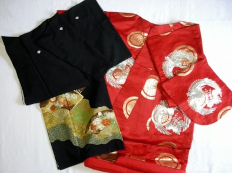左が黒留袖と右が色打ち掛け