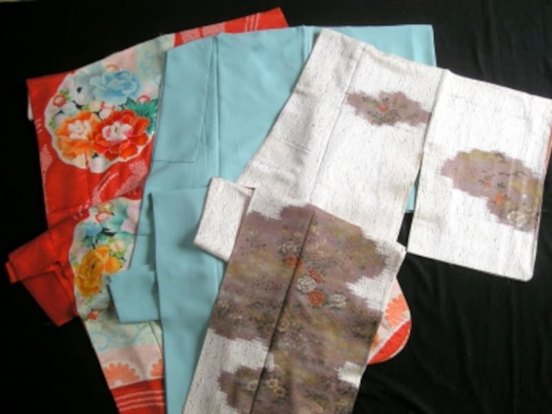 左から順に振袖、色無地、訪問着