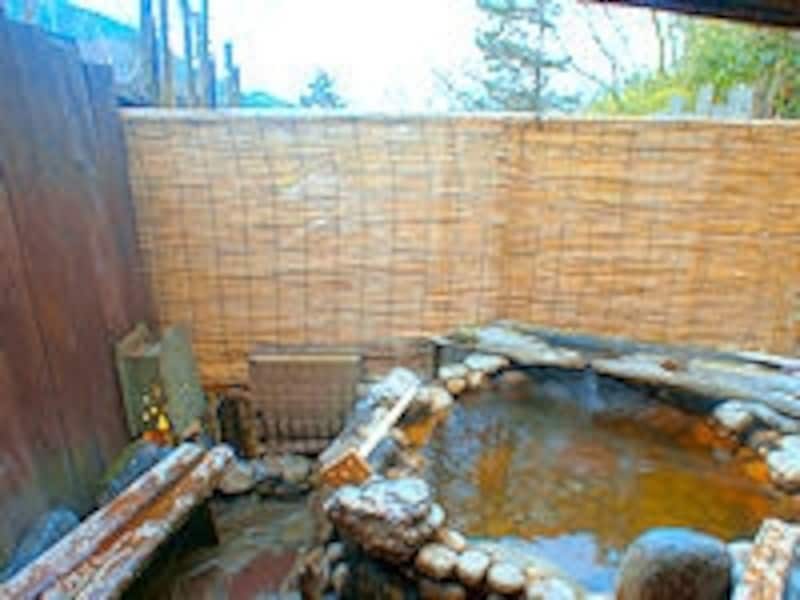 「季の湯雪月花」の貸切露天風呂