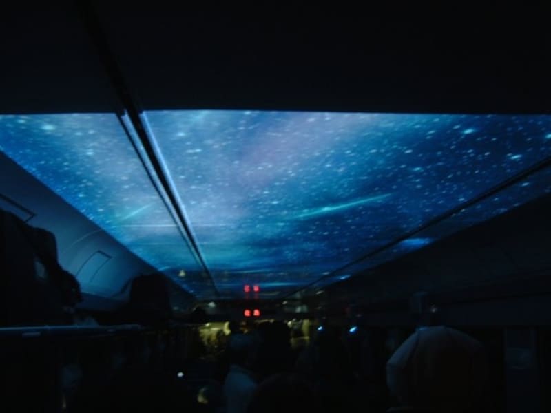 電車の屋根に映像を映し出すほくほく線「ゆめぞら号」