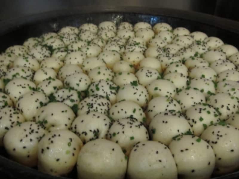 鉄鍋に入った生煎