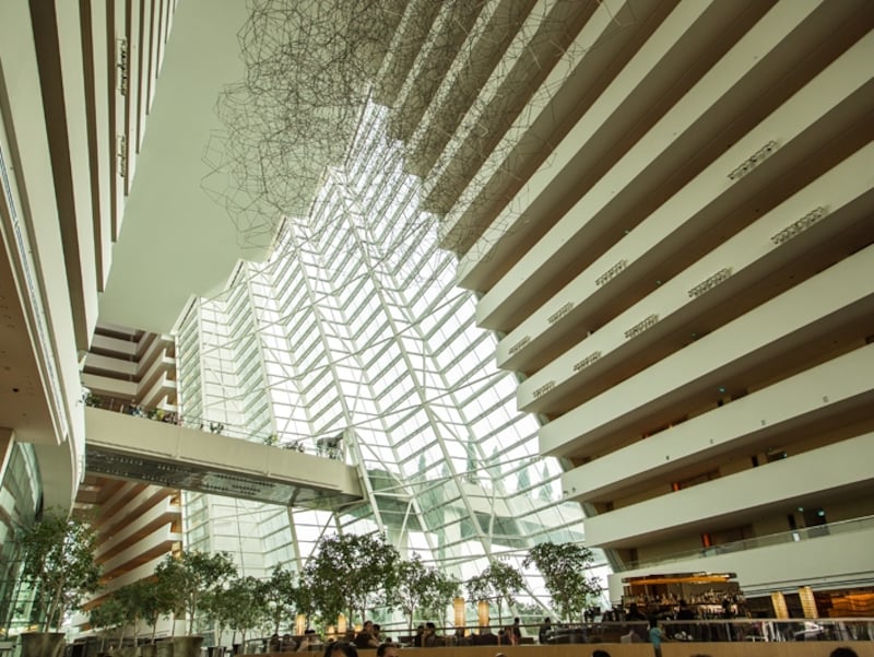 ホテルに着くと、まずこちらのエントランスに圧倒。とにかく広い！