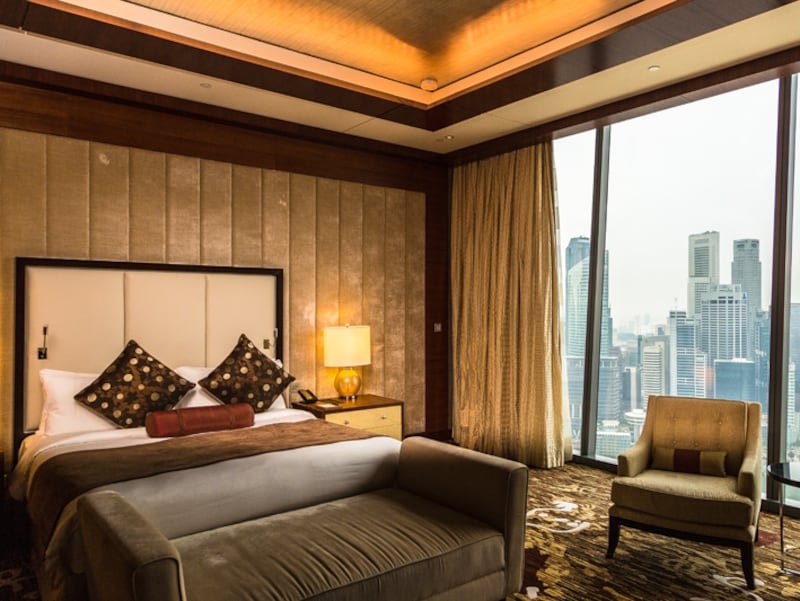 最新設備の整ったベイサンズのゲストルーム。カーテンの開閉もスイッチひとつ。ベッドリネンなどファブリック類の質の良さからもホテルの格が感じられる