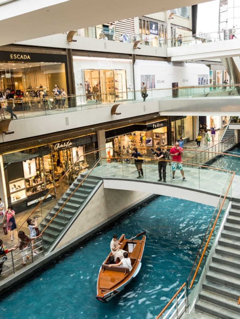 ゴンドラは有料(しかも高め)ですが、旅の思い出に乗りたがる観光客が列を成しています