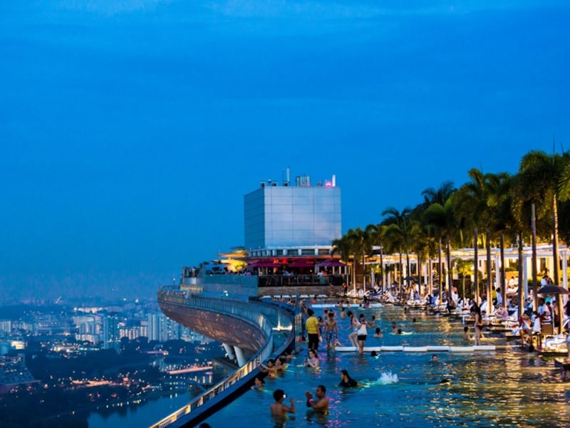 プールは夜になるとライトアップされ、夜景を見ながら泳ぐことが出来る