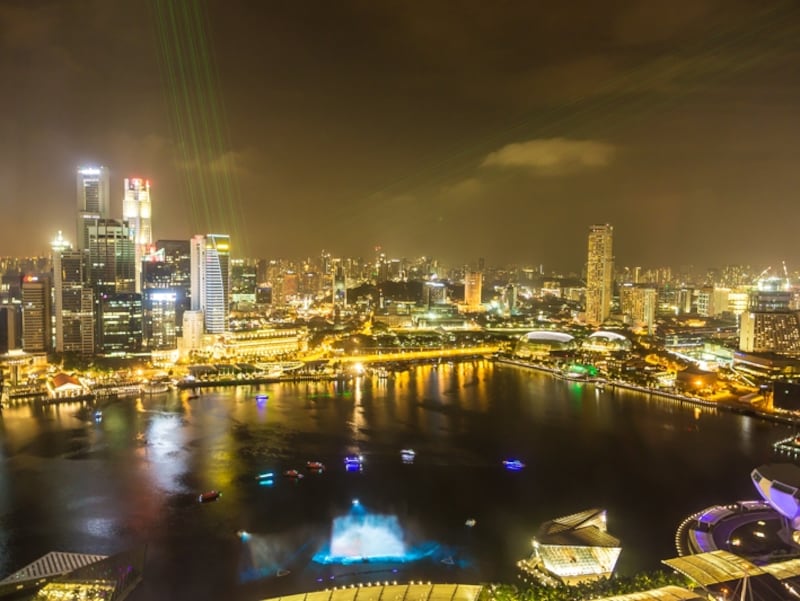 夜景と共にレーザーと噴水のショーも一望