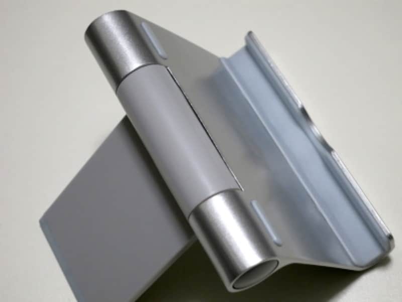 コム製のパッドがiPadをしっかりとホールドする