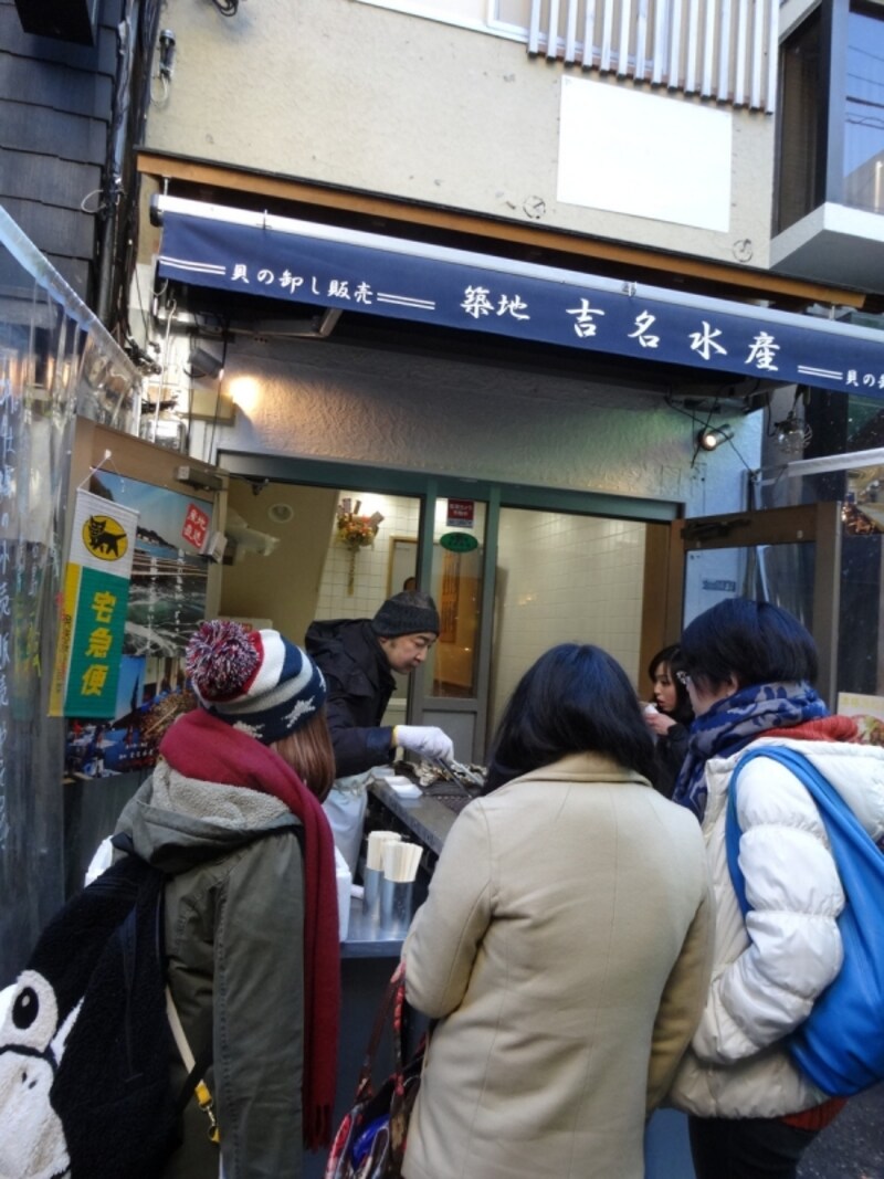 この日の牡蠣の値段は300円。ビールや日本酒もある。