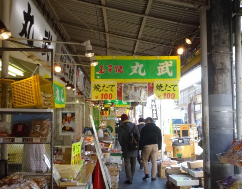人だかりができていた。100円玉子焼きが人気のようだ。