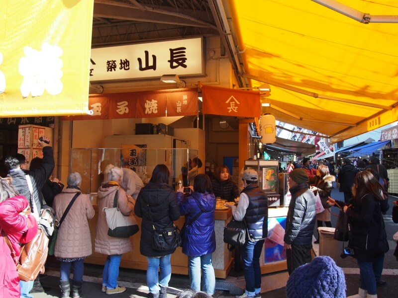 その場で串に刺した串玉が100円で売られていた