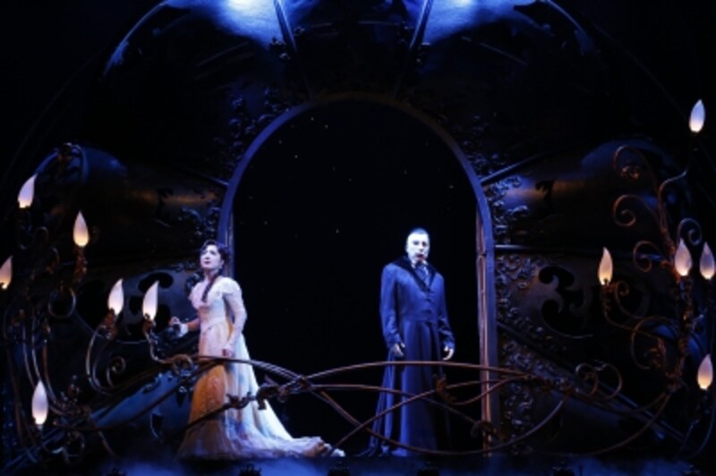 『ラブ・ネバー・ダイ』ファントム(鹿賀丈史)、クリスティーヌ(平原綾香)撮影：渡部孝弘