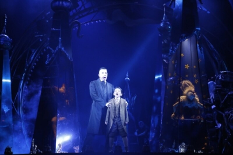 『ラブ・ネバー・ダイ』ファントム(鹿賀丈史)、グスタフ(山田瑛瑠)撮影：渡部孝弘