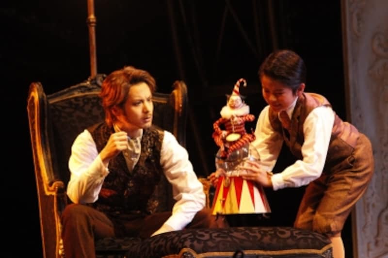 『ラブ・ネバー・ダイ』ラウル(田代万里生)、グスタフ(山田瑛瑠)撮影：渡部孝弘