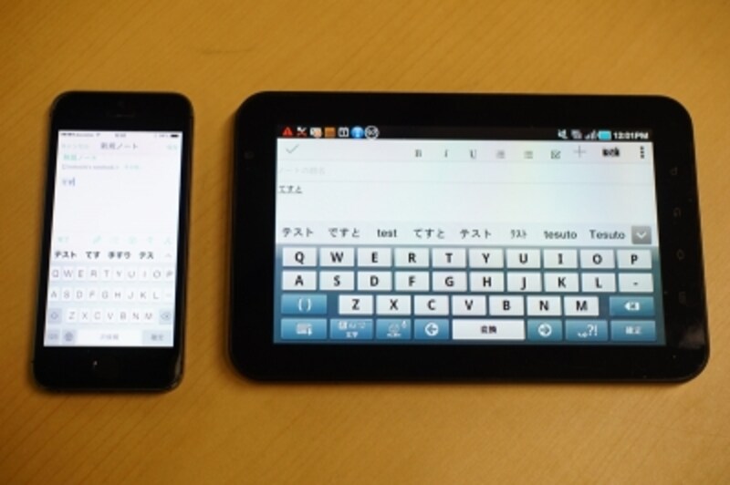 デスクに置いて入力例。左がiPhone 5s、右がGALAXY Tab。