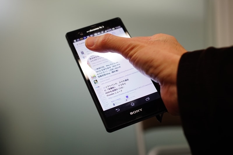 Xperia Zを片手で持って操作した例。親指が画面端に届きにくくなっています。