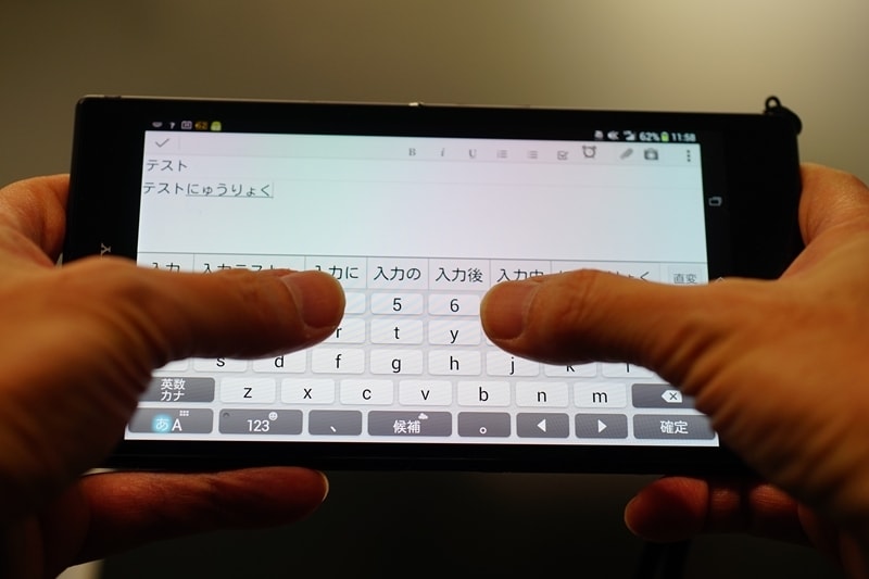 Xperia Z Ultraにて、両手持ちにて親指入力した例。