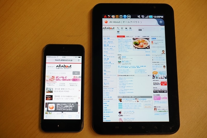 ブラウザの利用例。左のiPhone 5sではスマホ対応サイト、右のGALAXY TabではPC対応サイトを表示。