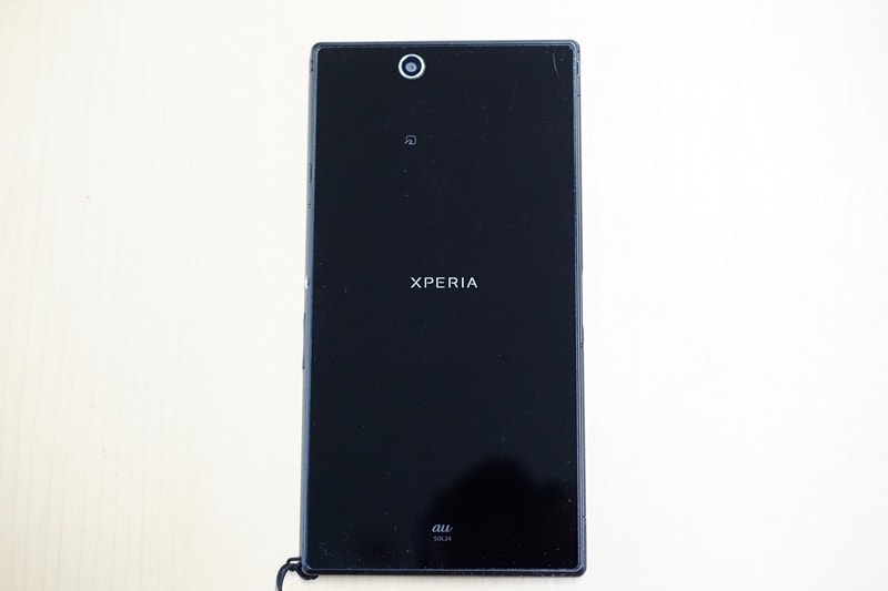 au版の背面の真ん中のロゴはXPERIAになっています。海外版とWifi版はSONYのロゴです。
