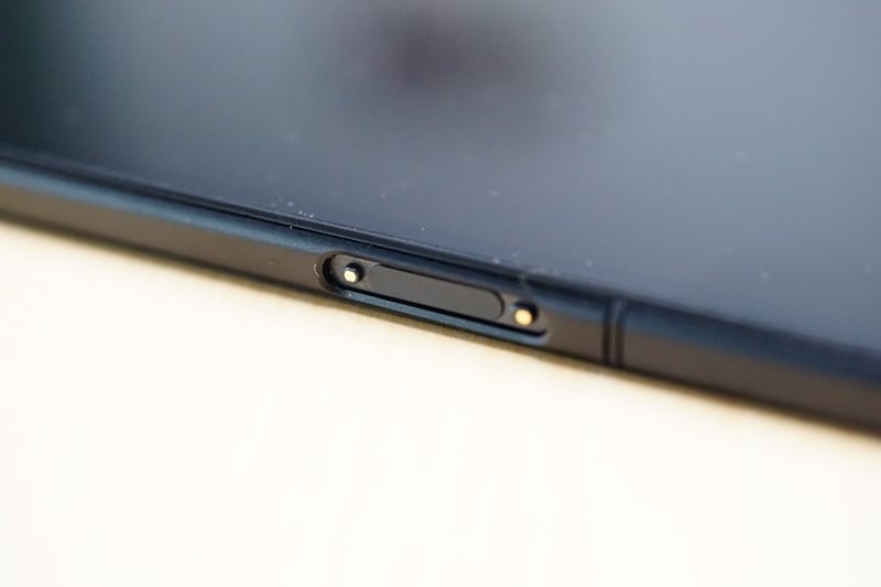 Xpeira Z1と同じマグネット型の端子を搭載。クレードルに載せて、ワンタッチで充電できます。