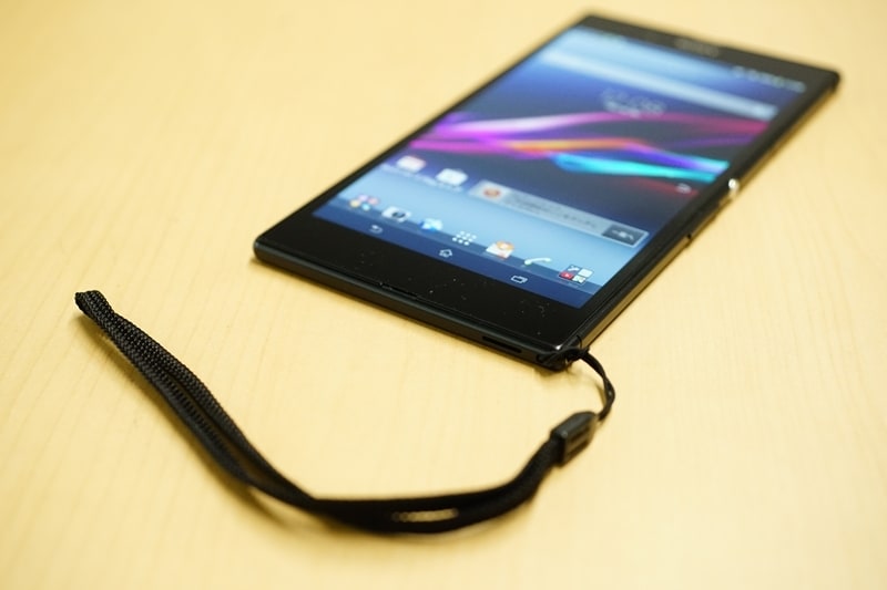 Xperiaシリーズは、日本デザインということで、ストラップホールを搭載しています。