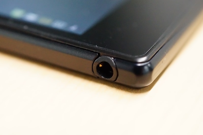 ヘッドホン口はキャップレスで防水仕様。