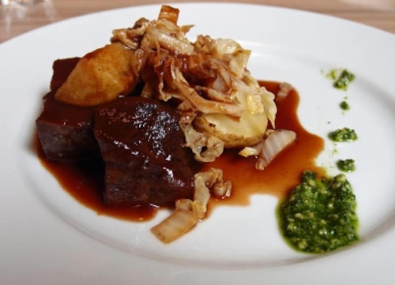 牛ホホ肉の赤ワイン煮込み