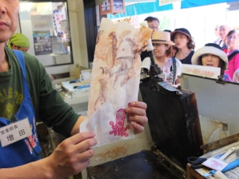 食べ歩きに人気の江ノ島名物「丸焼きたこせんべい」