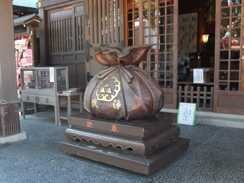 江島神社　辺津宮の巾着形の賽銭箱