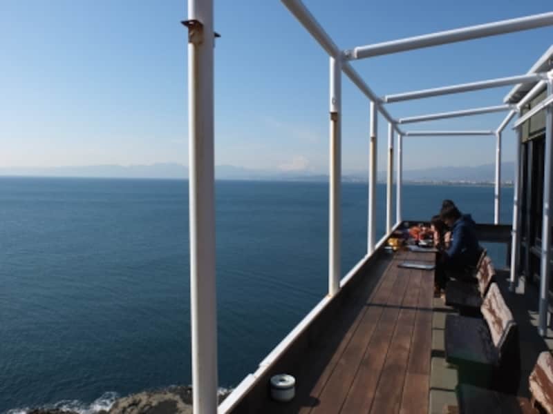 魚見亭テラス席からの海の眺め