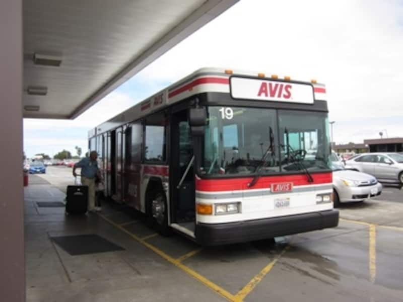 レンタカー会社のシャトルバスは頻繁に来ます