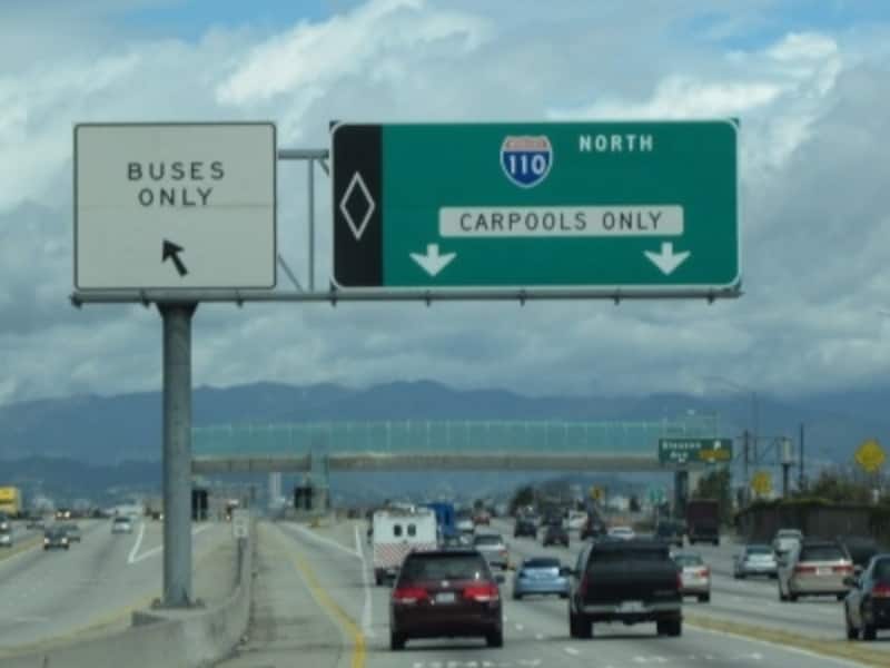 「このレーンはカープールです」という意味