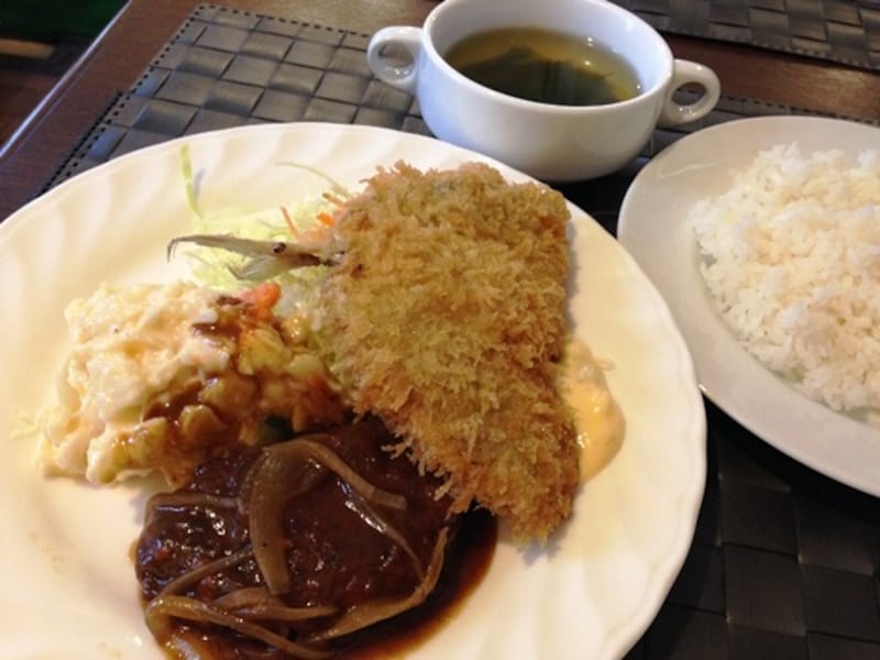 ランチメニューの「ハンバーグ・アジフライ」