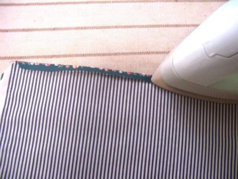 縫い目に沿って折り返す