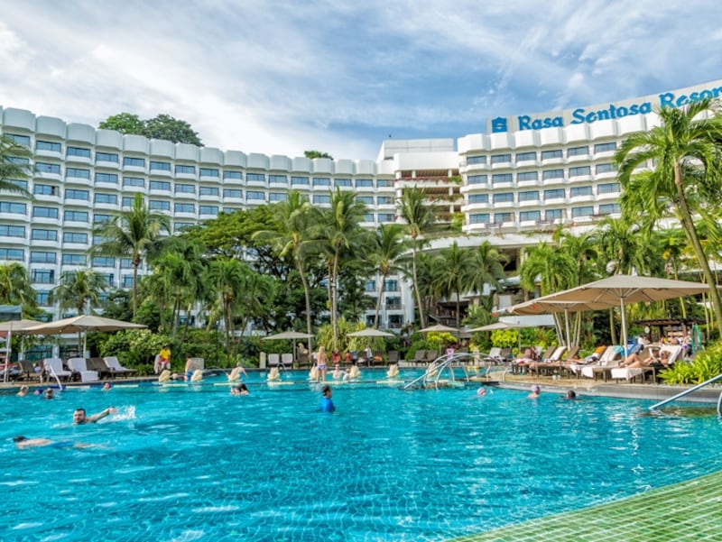 巨大なプールには滑り台などもあり、ファミリーで楽しめる