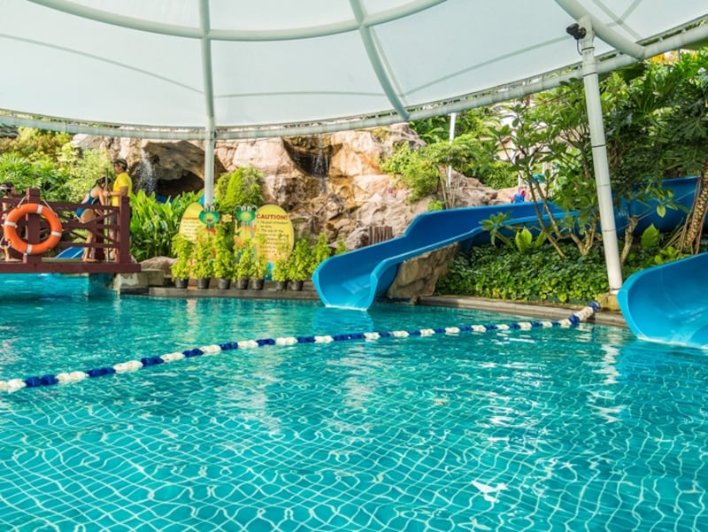 広々としたスイミングプールの一角にあるスライダー