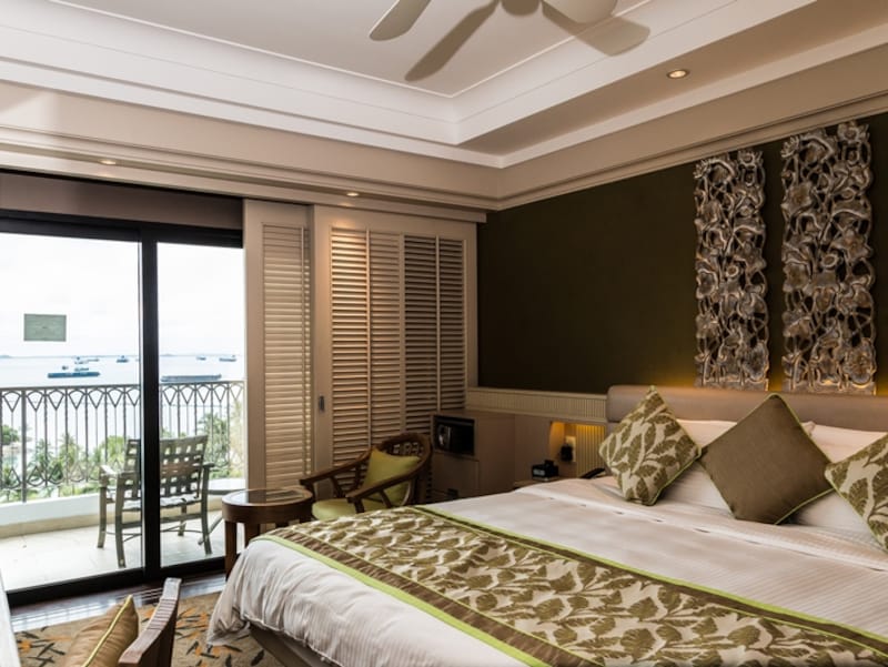 ゲストルームから溢れる高級感はシャングリ・ラスタンダード。広さと眺めの違いから、10カテゴリーに分かれている