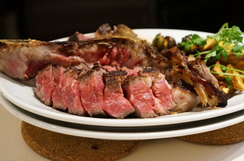 焼き上がりのTボーン