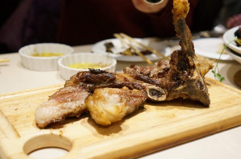 Tボーンの骨の周りの肉も食べることができます